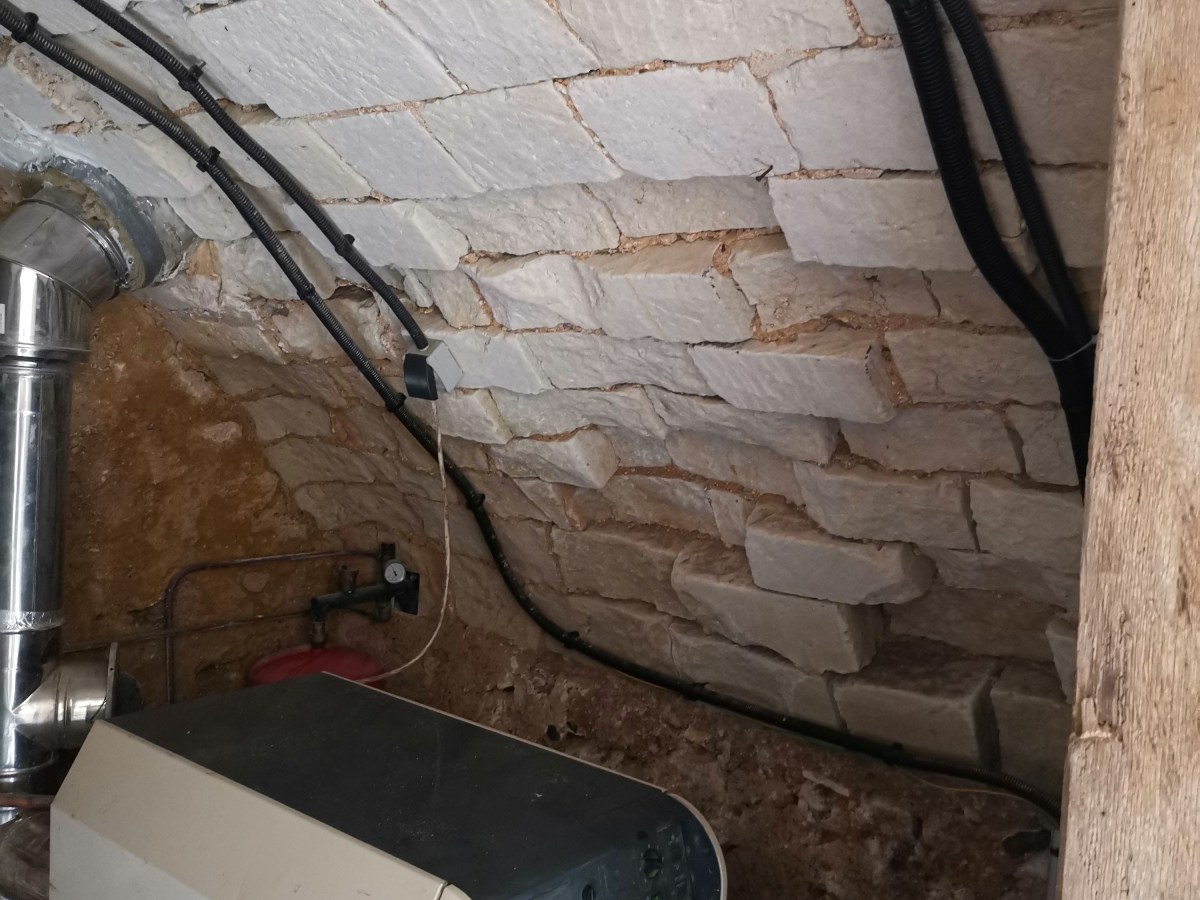 Chambre du XVIème de l&rsquo;aile Est – chantier 01 – la&nbsp;chaudière.