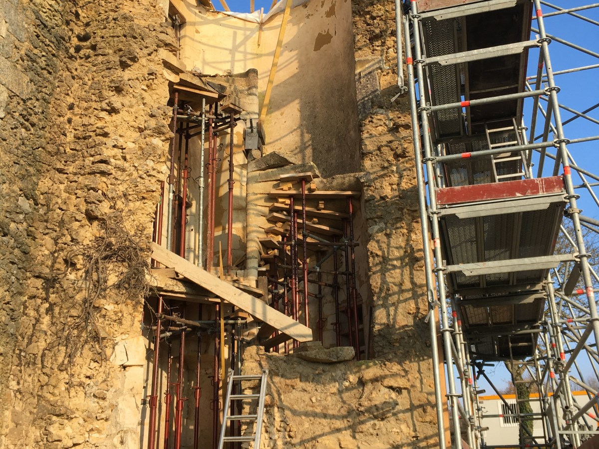 Chantier de restauration et reconstruction de la tour d’escalier – 05 – Dépose de l&rsquo;ancien étaiement&nbsp;intérieur