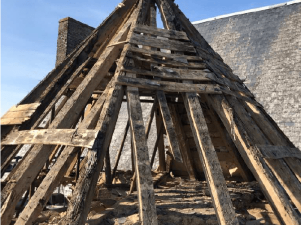Chantier de restauration et reconstruction de la tour d’escalier – 04 – Dépose de la&nbsp;charpente
