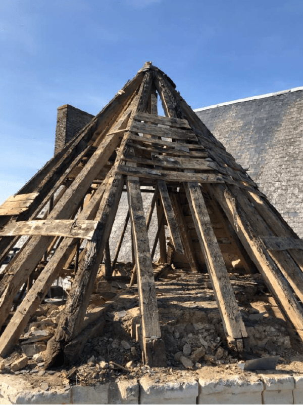 Chantier de restauration et reconstruction de la tour d’escalier – 04 – Dépose de la&nbsp;charpente