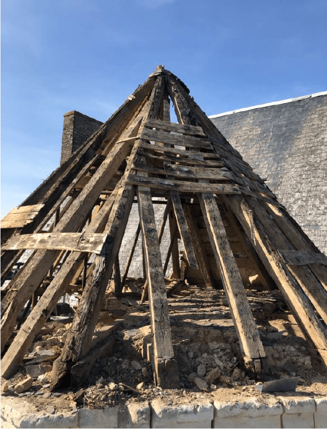 Chantier de restauration et reconstruction de la tour d’escalier – 04 – Dépose de la&nbsp;charpente