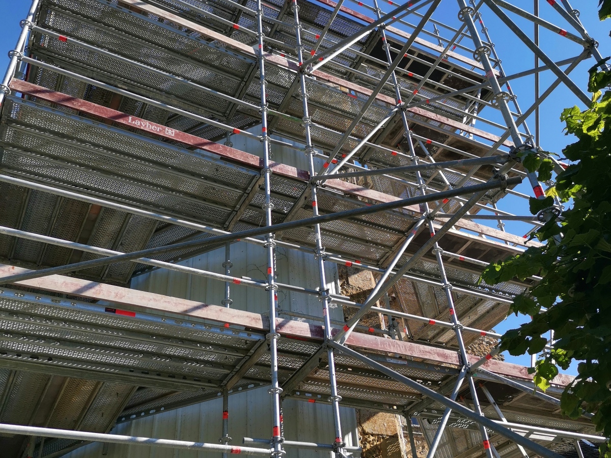 Chantier de restauration et reconstruction de la tour d’escalier – 03 – Montage de l’échafaudage