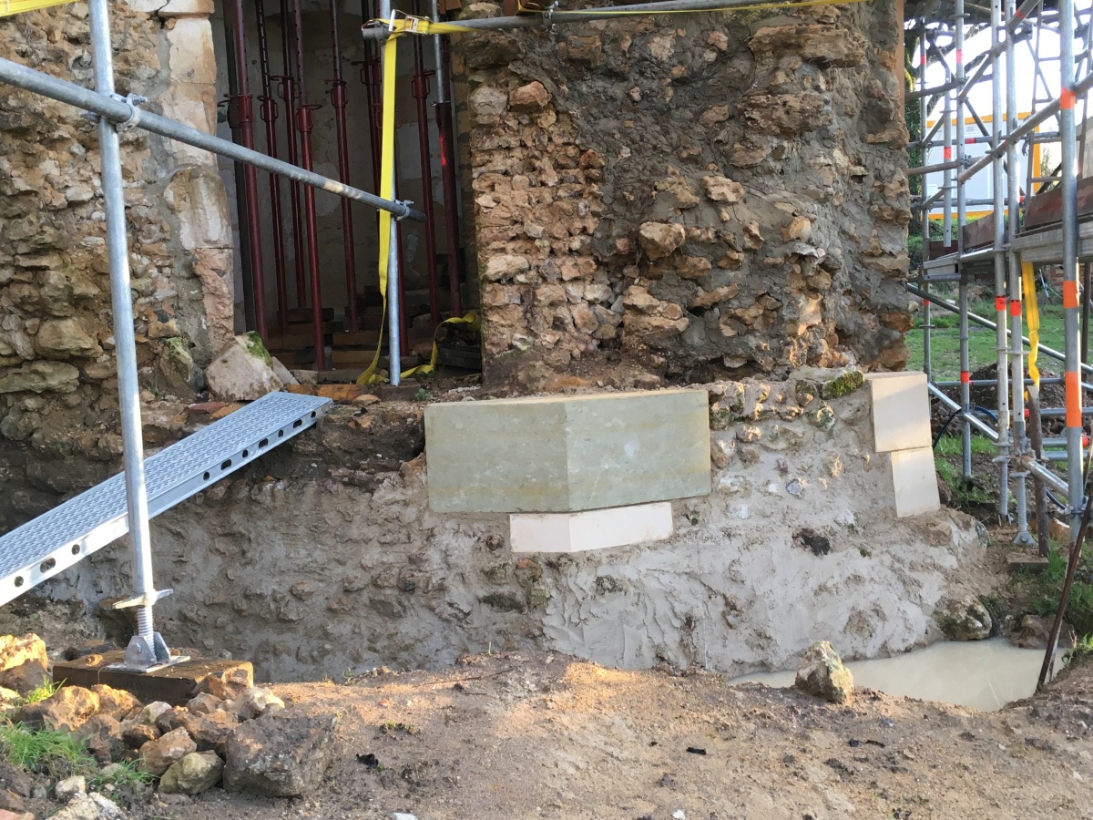 Chantier de restauration et reconstruction de la tour d’escalier – 06 – Terrassement et reprise des maçonneries de libage