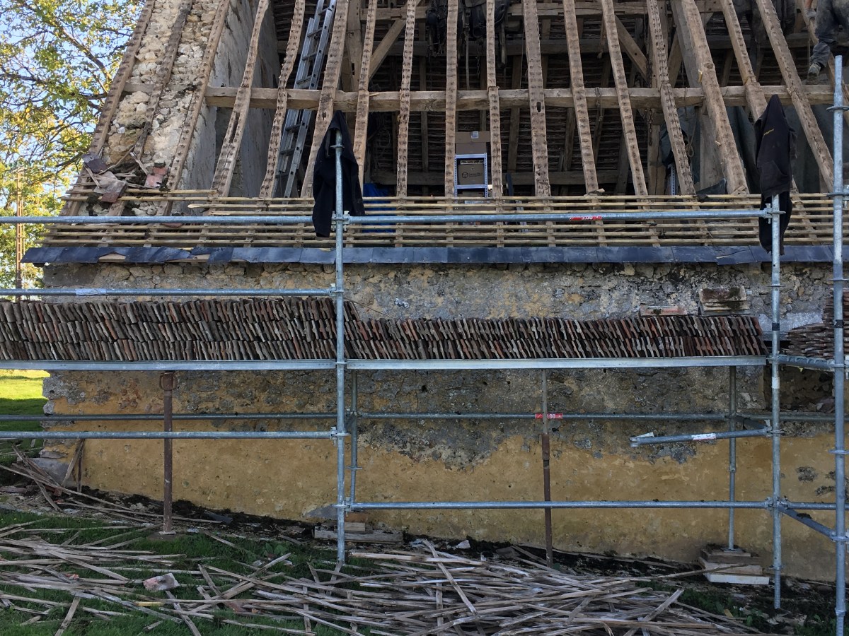 Extérieur de l&rsquo;aile Est du bâtiment principal – chantier de la toiture&nbsp;Nord