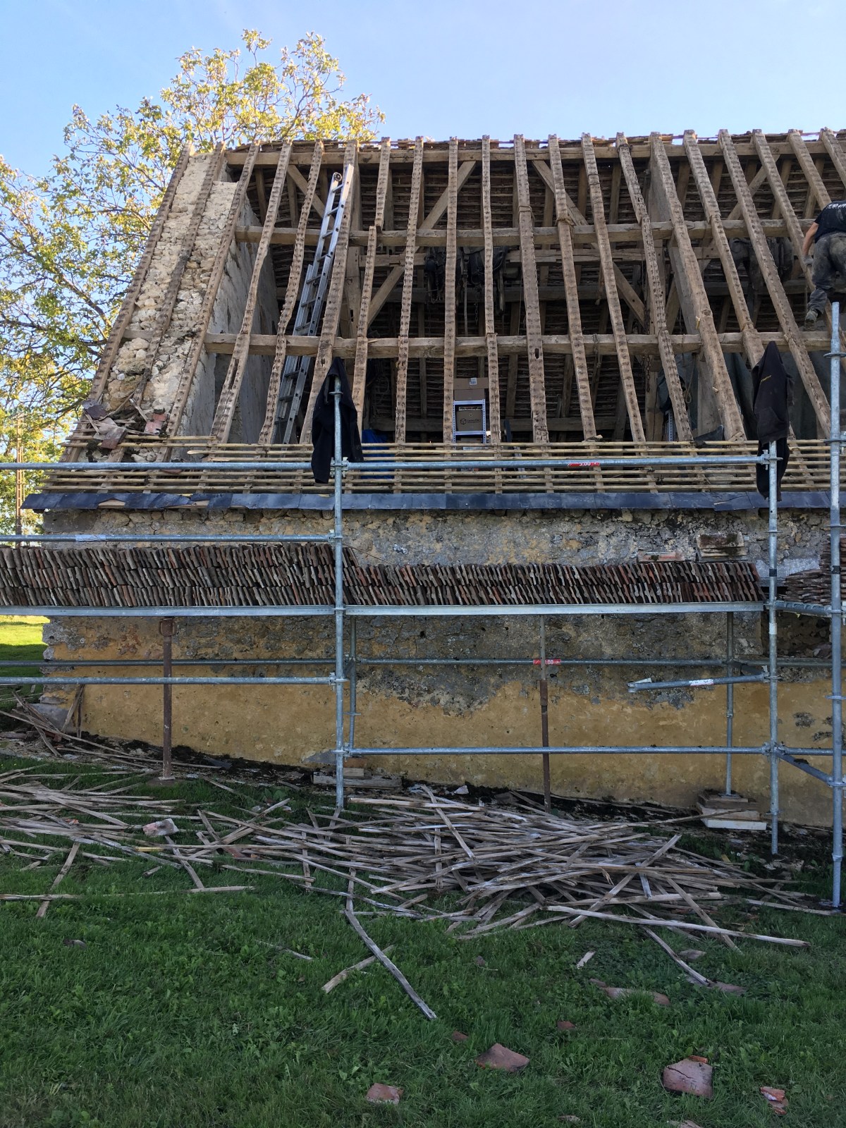 Extérieur de l&rsquo;aile Est du bâtiment principal – chantier de la toiture&nbsp;Nord