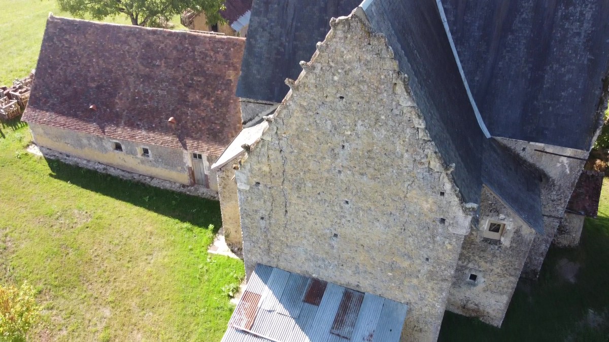 Extérieur de l&rsquo;aile Est du bâtiment principal – chantier de l&rsquo;assainissement du mur&nbsp;Nord.