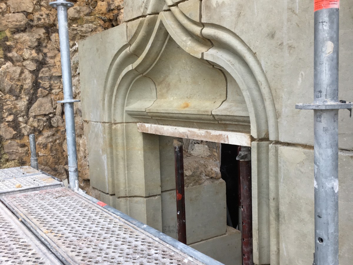 Chantier de restauration et reconstruction de la tour d’escalier – 09 – Pose de la porte d’entrée et maçonnerie de&nbsp;remplissage