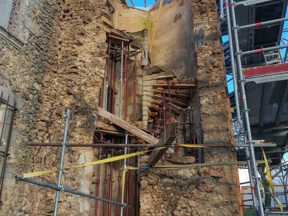 Chantier de restauration et reconstruction de la tour d’escalier – 07 – Dépose des marches lacunaire et reprise de l’étaiement