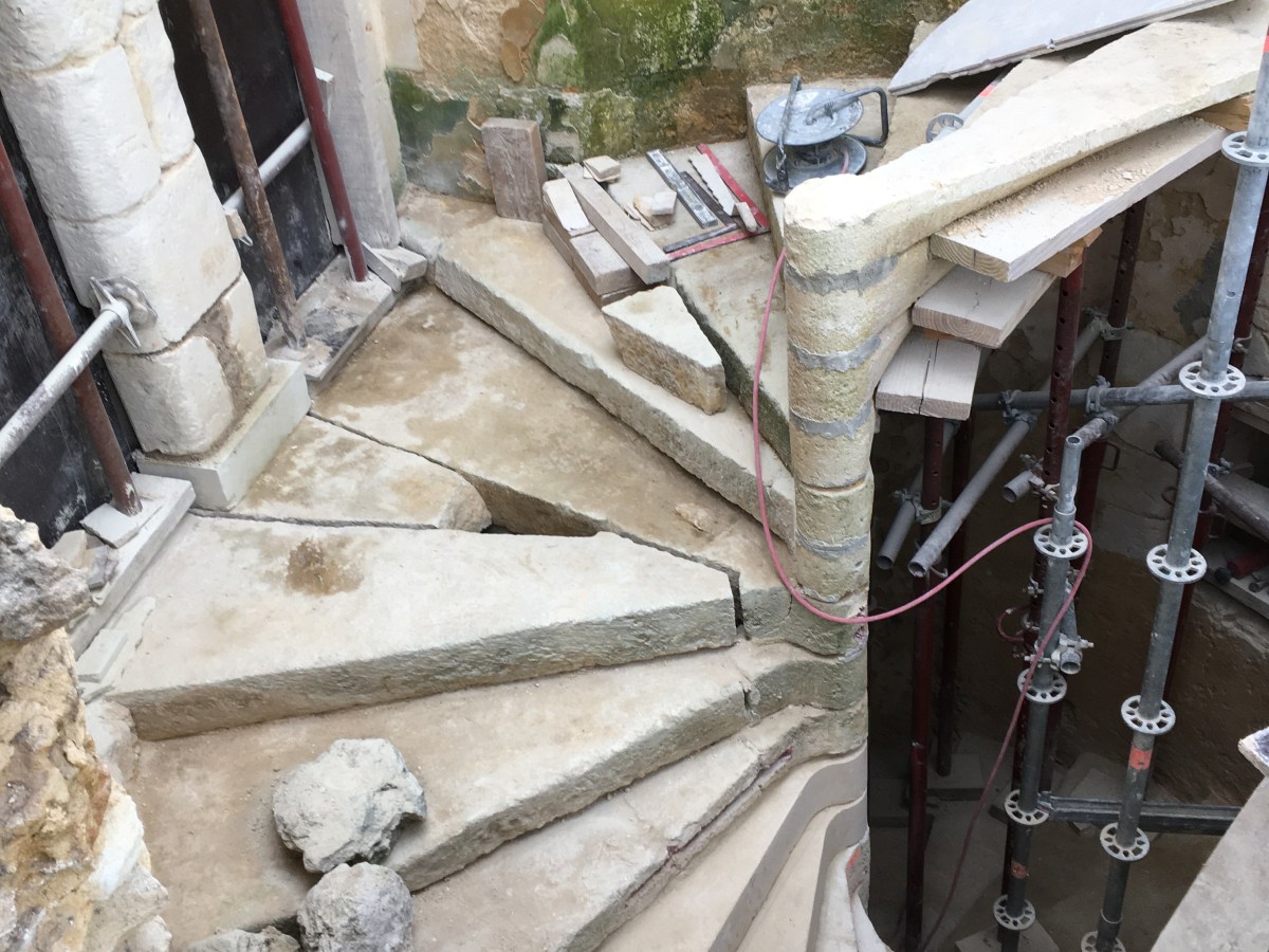 Chantier de restauration et reconstruction de la tour d’escalier – 10 – Renforcement des marches&nbsp;conservées