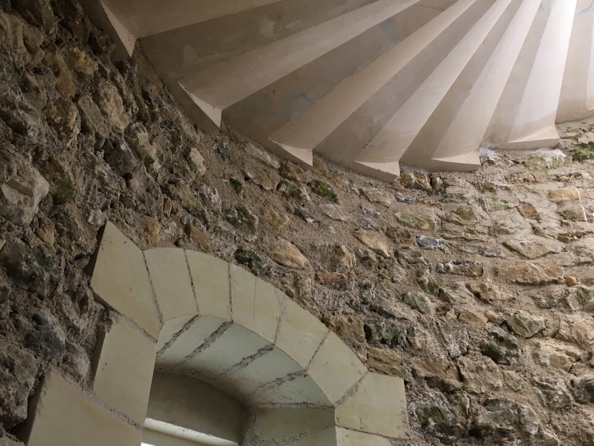 Chantier de restauration et reconstruction de la tour d’escalier – 11 – Pose des ouvertures de baie