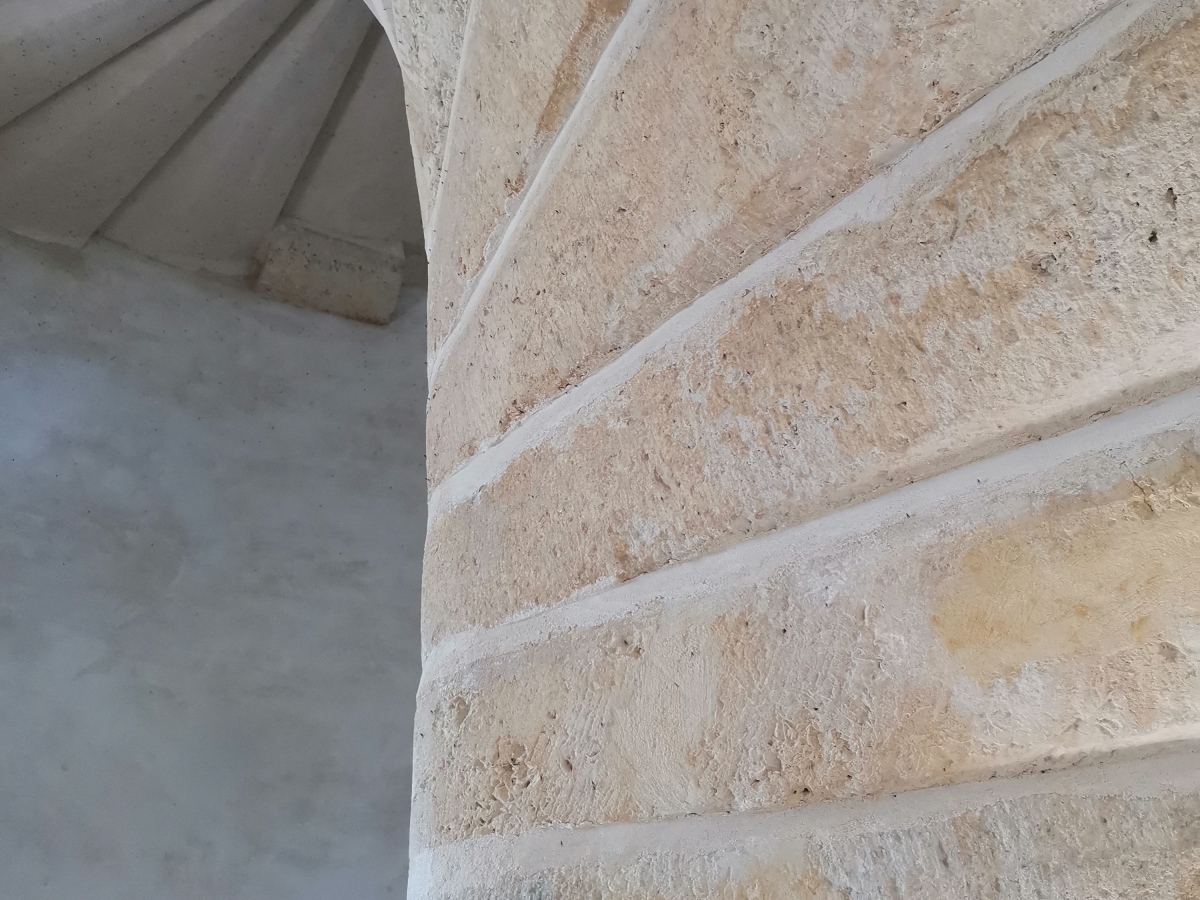 Chantier de restauration et reconstruction de la tour d’escalier – 15 – Réalisation des tailles de finitions et de vieillissement sur parements et marches