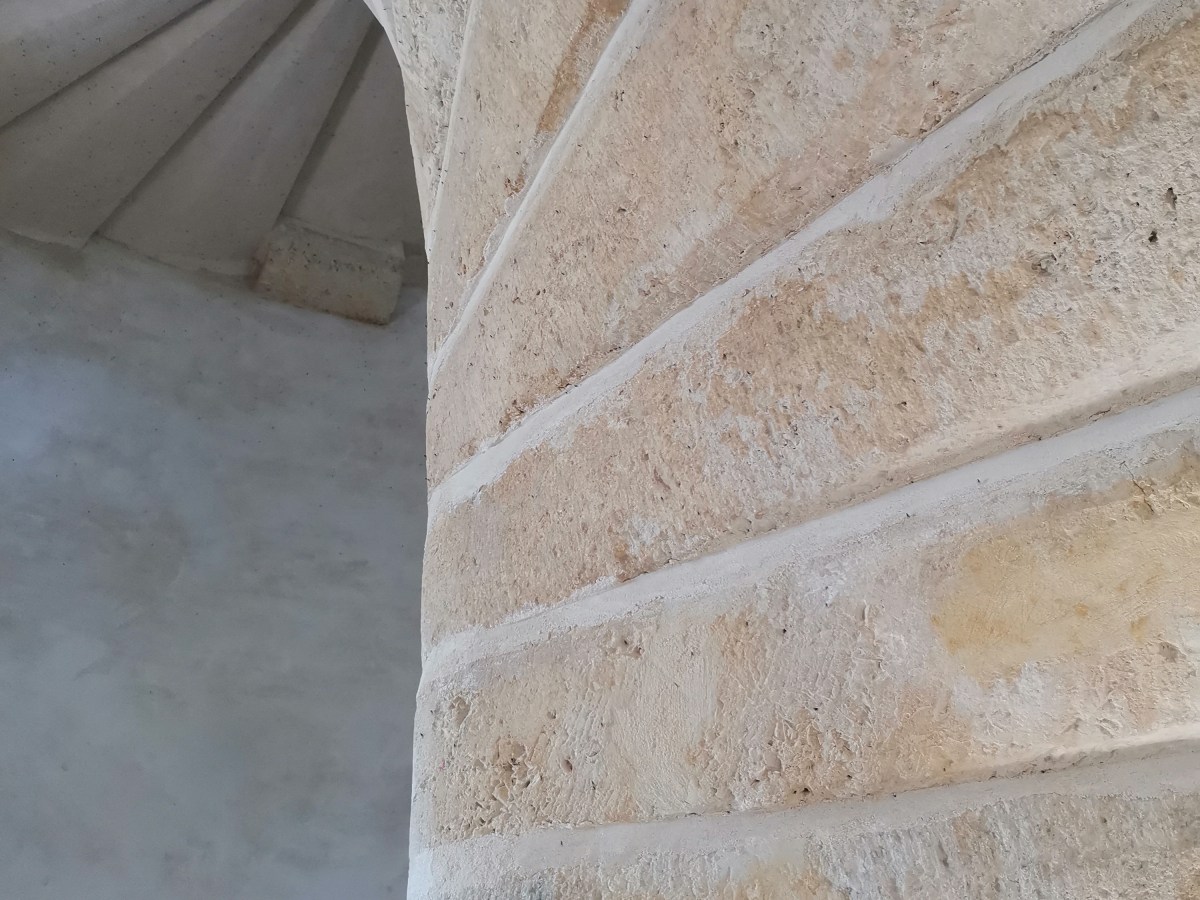 Chantier de restauration et reconstruction de la tour d’escalier – 15 – Réalisation des tailles de finitions et de vieillissement sur parements et&nbsp;marches