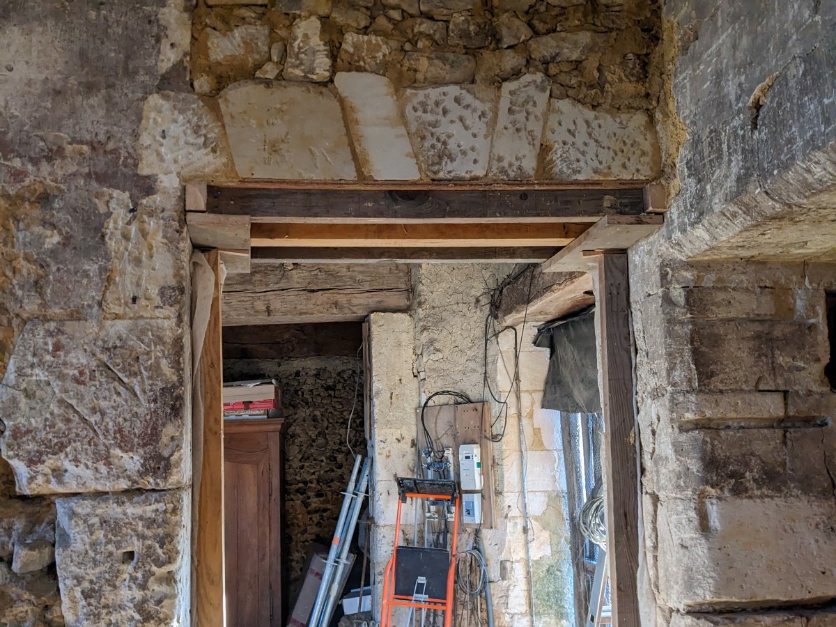 Chambre du XVIème de l&rsquo;aile Est – chantier 04 – Restauration de la porte&nbsp;Est.