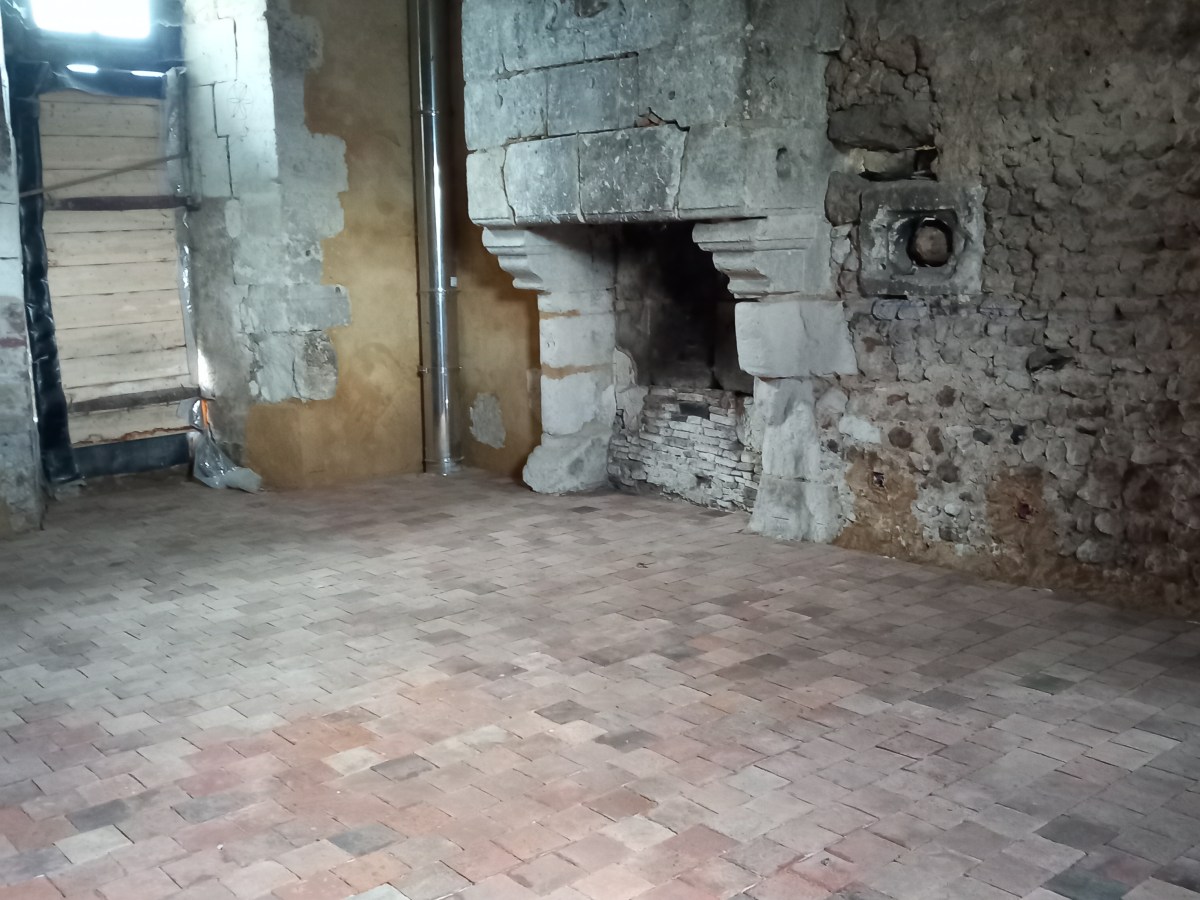 Chambre du XVIème de l&rsquo;aile Est – chantier 05 – Pose des&nbsp;pavés.