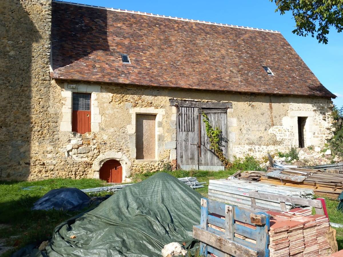 Extérieur de l&rsquo;aile Est du bâtiment principal – La réfection de la toiture&nbsp;Sud.