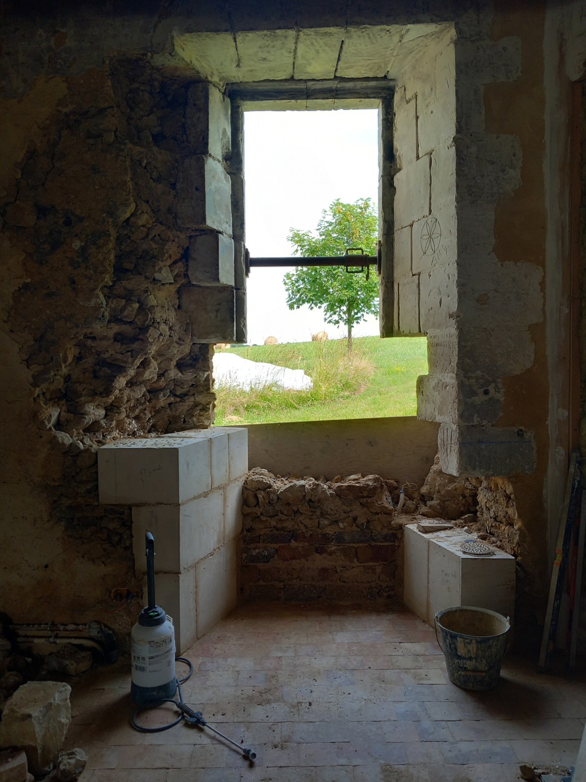 Chambre du XVIème de l&rsquo;aile Est – chantier 07 – Restauration de l&rsquo;ouverture Nord.