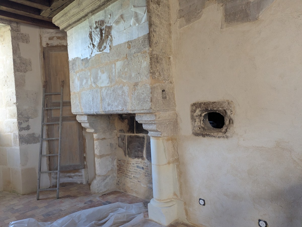 Chambre du XVIème de l&rsquo;aile Est – chantier 09 – Restauration de la&nbsp;cheminée.