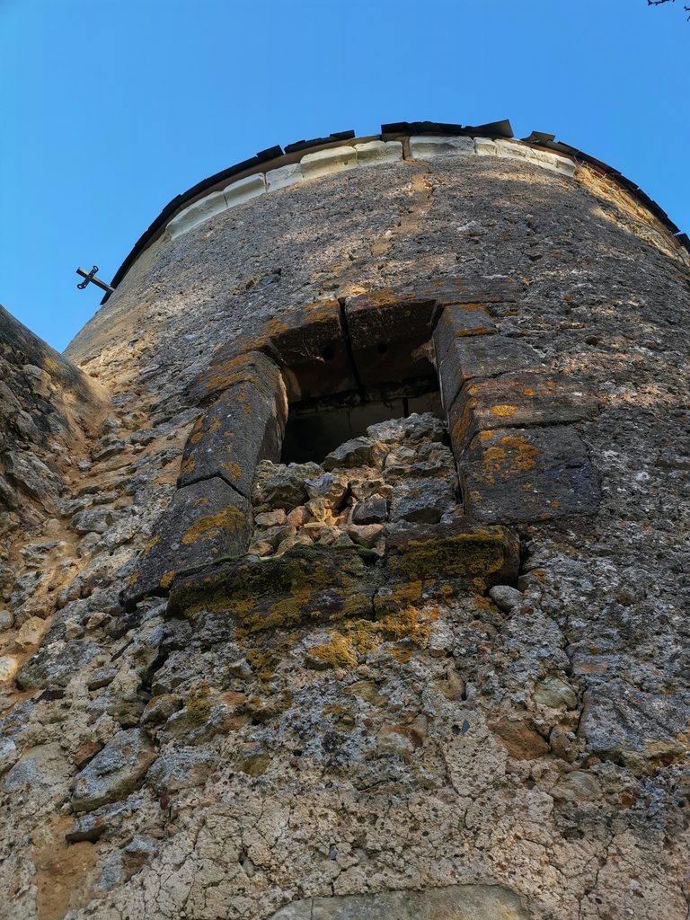 La fenêtre ancienne située du côté extérieur, au sud de la tour.