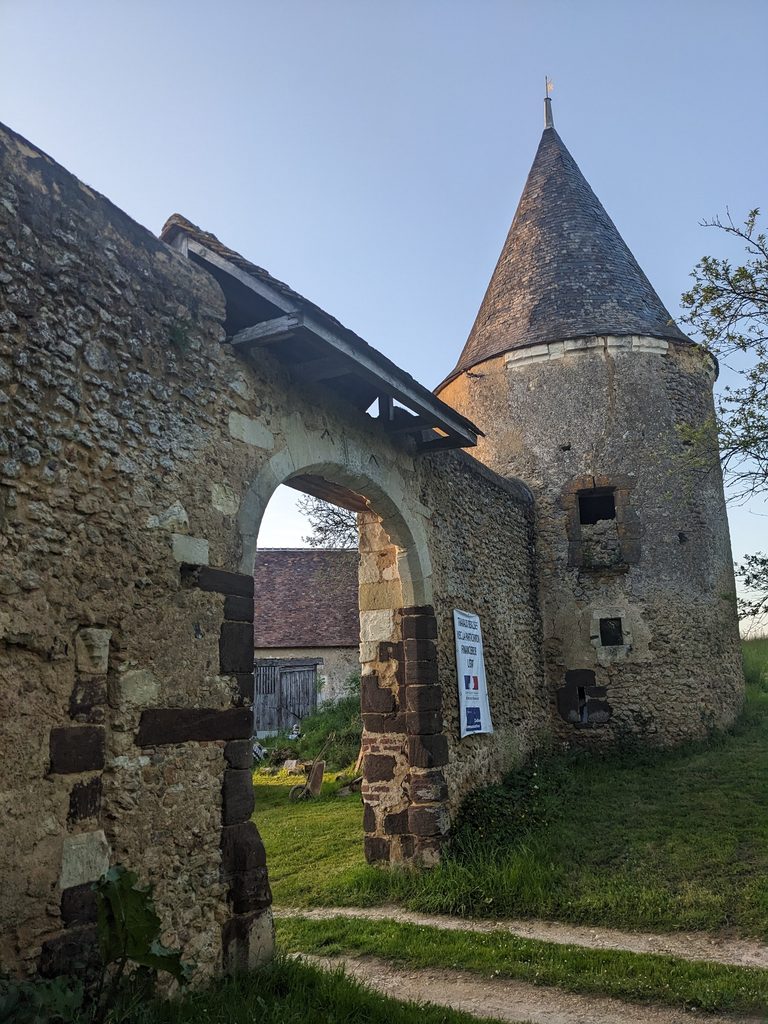 Tour d’entrée et portail du Manoir de la Chevallerie à Sainte-Cérotte