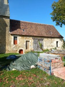 Extérieur de l&rsquo;aile Est du bâtiment principal – La réfection de la toiture Sud.
