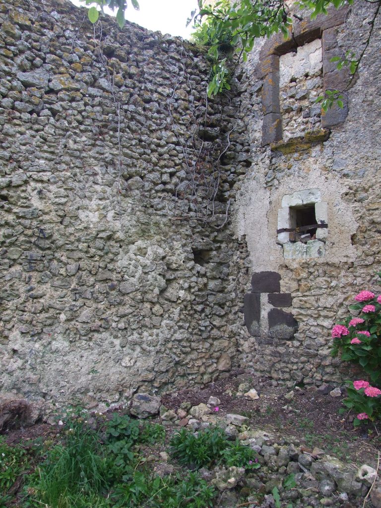 Fenêtre ancienne de la tour, avec encadrement en grès roussard et appui mouluré