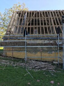 Extérieur de l&rsquo;aile Est du bâtiment principal – chantier de la toiture Nord