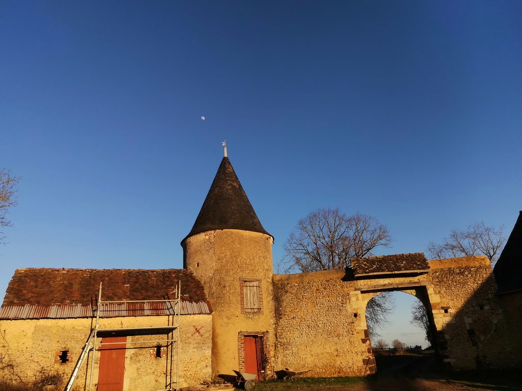 Tour d’entrée et dépendance attenante avant les travaux de sécurisation