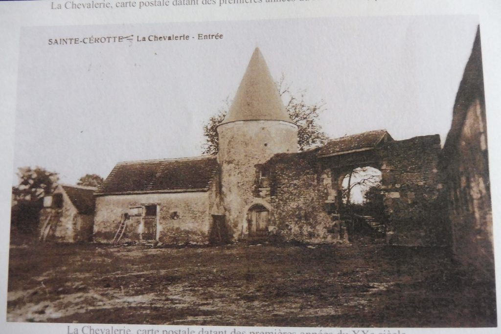 Comparaison du côté cour de la tour avant sa reconstruction partielle et aujourd’hui