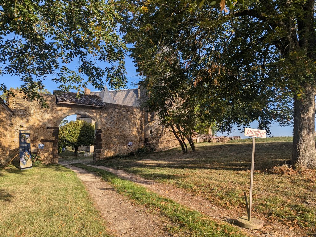 Une vue du portail ouvert ou de la cour à la fin du week-end