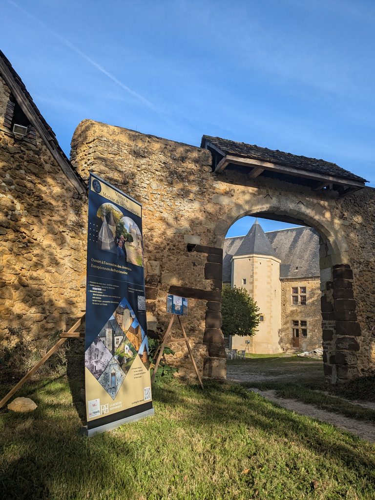 Deux ou trois photographies de la préparation : installation d’un kakémono, disposition des supports visuels, puis vue d’ensemble des lieux prêts pour les visites