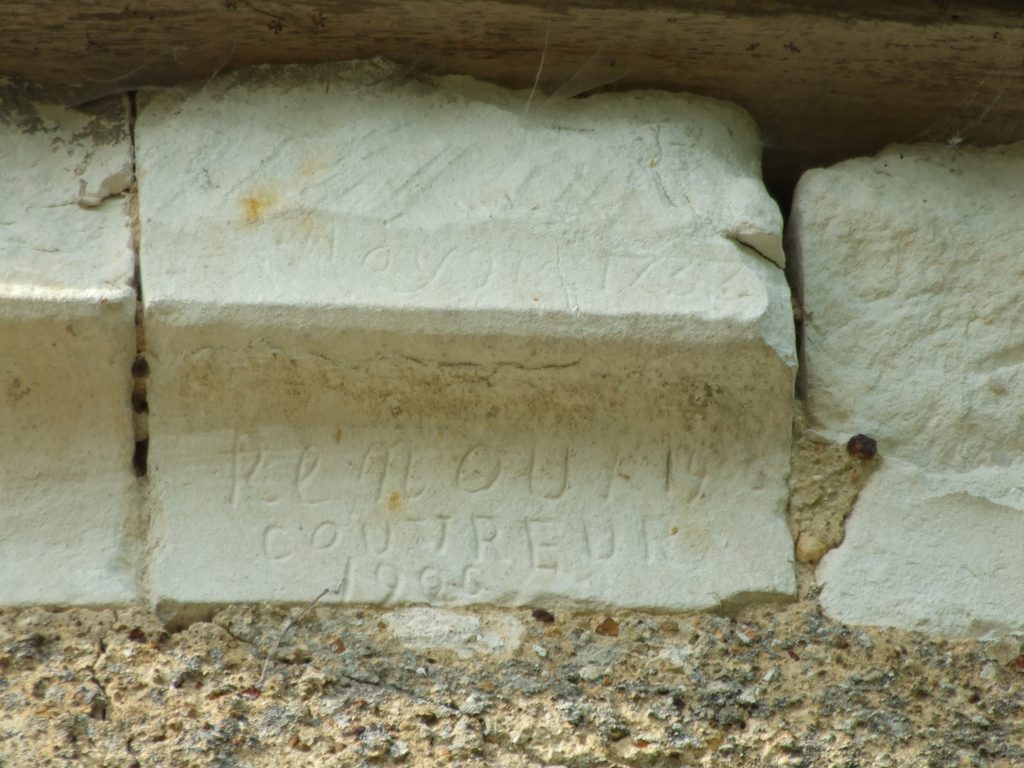 Inscription « Renoux — couvreur — 1906 » sur la corniche de la tour